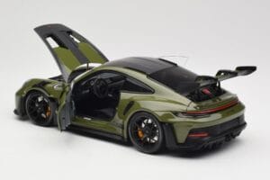 Porsche 911 992 GT3 RS Nato Olive & Black Wheels Minichamps 1:18 110062027 Pressofusione — immagine 5 di 8