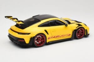 Porsche 911 992 GT3 RS Racing Yellow Weissach Package & Red Wheels Minichamps 1:18 110062025 Pressofusione — immagine 3 di 8