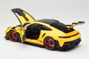 Porsche 911 992 GT3 RS Racing Yellow Weissach Package & Red Wheels Minichamps 1:18 110062025 Pressofusione — immagine 5 di 8