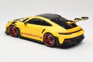 Porsche 911 992 GT3 RS Racing Yellow Weissach Package & Red Wheels Minichamps 1:18 110062025 Pressofusione — immagine 7 di 8