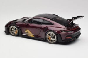 Porsche 911 992 GT3 RS Ultraviolet & Cerchi Argento Minichamps 1:18 110062029 Pressofusione — immagine 7 di 8