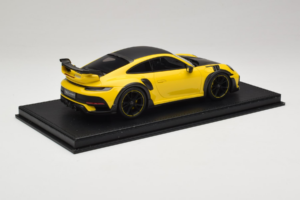 Porsche 911 992 TechArt GTstreet R Giallo Con Cerchi Neri TechArt 1:18 REMC011 Resina — immagine 3 di 6