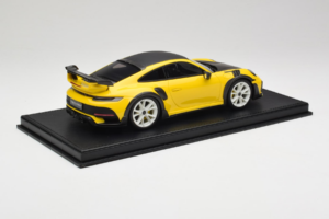 Porsche 911 992 TechArt GTstreet R Giallo Con Cerchi Bianchi TechArt 1:18 REMC015 Resina — immagine 2 di 6