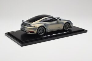 Porsche 911 Turbo S 992 Silver Bamboo Chromaflire With Display Case Spark 1:18 WAP0219100RTSS Resina — immagine 3 di 7
