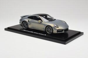 Porsche 911 Turbo S 992 Silver Bamboo Chromaflire With Display Case Spark 1:18 WAP0219100RTSS Resina — immagine 4 di 7