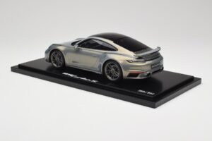 Porsche 911 Turbo S 992 Silver Bamboo Chromaflire With Display Case Spark 1:18 WAP0219100RTSS Resina — immagine 5 di 7