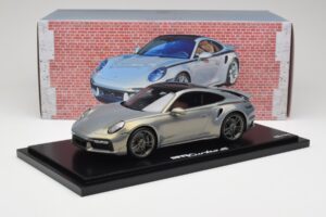 Porsche 911 Turbo S 992 Silver Bamboo Chromaflire With Display Case Spark 1:18 WAP0219100RTSS Resina — immagine 6 di 7
