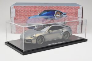 Porsche 911 Turbo S 992 Silver Bamboo Chromaflire With Display Case Spark 1:18 WAP0219100RTSS Resina — immagine 7 di 7