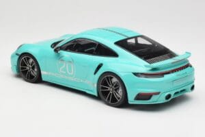 Porsche 911 992 Turbo S Sport Design Package Racing Green Minichamps 1:18 155069175 Pressofusione — immagine 5 di 6