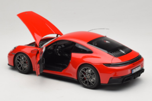 Porsche 911 992.2 Carrera 4 GTS Guards Red Norev 1:18 187171 Pressofusione — immagine 5 di 8
