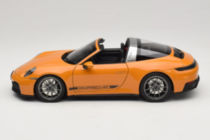 Porsche 911 992.2 Targa 4 GTS Bahama Yellow Norev 1:18 187190 Pressofusione — immagine 5 di 10