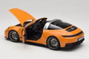 Porsche 911 992.2 Targa 4 GTS Bahama Yellow Norev 1:18 187190 Pressofusione — immagine 7 di 10