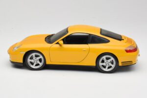 Porsche 911 996 Carrera 4S Giallo Maisto 1:18 WAP02101610 Pressofusione — immagine 4 di 8