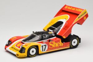Porsche 962C Group C #17 D. Bell / H-J. Stuck / K. Ludwig 24 Hours of Le Mans 1988 Universal Hobbies 1:18 4704 Pressofusione — immagine 2 di 8