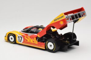 Porsche 962C Group C #17 D. Bell / H-J. Stuck / K. Ludwig 24 Hours of Le Mans 1988 Universal Hobbies 1:18 4704 Pressofusione — immagine 5 di 8