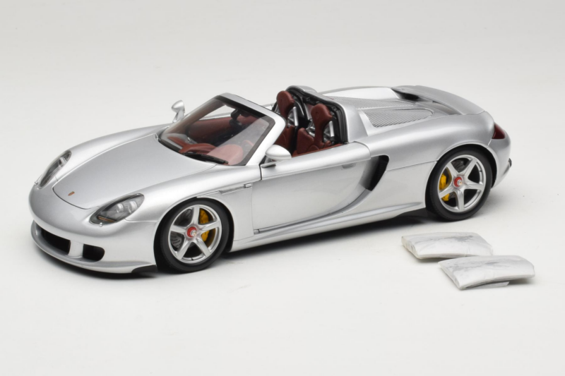 Porsche Carrera GT Silver Metallic Minichamps 1:18 WAP02103014 Pressofusione