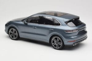 Porsche Cayenne 958 Turbo S Blue Metallic Minichamps 1:18 155066071 Pressofusione — immagine 5 di 6