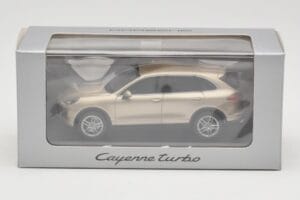 Porsche Cayenne 958 Turbo Oro Minichamps 1:43 WAP0200050E Pressofusione — immagine 4 di 4
