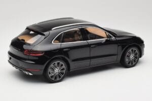 Porsche Macan Turbo 95B Black Metallic Minichamps 1:18 110062502 Pressofusione — immagine 3 di 8