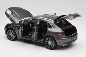 Porsche Macan Turbo 95B Grey Metallic Minichamps 1:18 110062501 Pressofusione — immagine 5 di 8