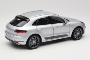 Porsche Macan Turbo 95B Argento Minichamps 1:18 110062504 Pressofusione — immagine 3 di 8