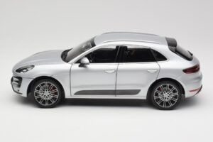 Porsche Macan Turbo 95B Argento Minichamps 1:18 110062504 Pressofusione — immagine 4 di 8