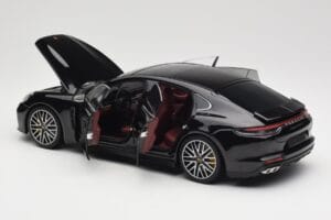 Porsche Panamera 971 Turbo S Nero Metallic Minichamps 1:18 113061076 Pressofusione — immagine 5 di 8