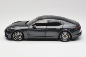 Porsche Panamera 971 Turbo S Grey Metallic Minichamps 1:18 113061073 Pressofusione — immagine 4 di 8