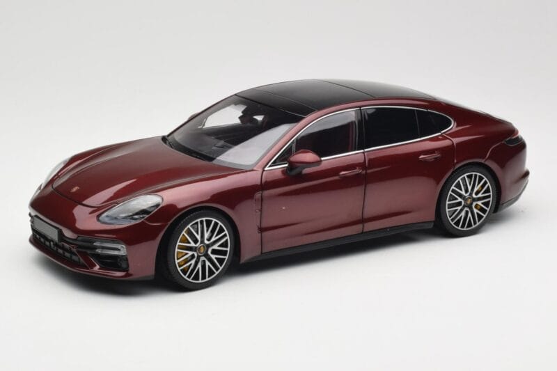 Porsche Panamera 971 Turbo S Rosso Metallic Minichamps 1:18 113061077 Pressofusione