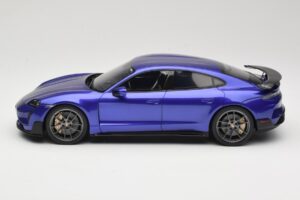 Porsche Taycan J1 Turbo GT Purple Sky Metallic GT Spirit 1:18 GT520 Resina — immagine 3 di 6