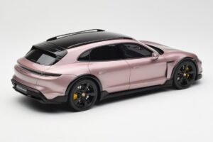 Porsche Taycan Turbo S Cross Turismo Rosa Metallizzato GT Spirit 1:18 GT440 Resina — immagine 2 di 6