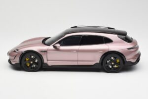 Porsche Taycan Turbo S Cross Turismo Rosa Metallizzato GT Spirit 1:18 GT440 Resina — immagine 3 di 6
