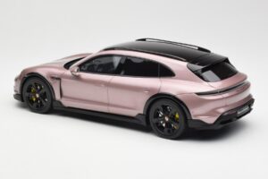 Porsche Taycan Turbo S Cross Turismo Rosa Metallizzato GT Spirit 1:18 GT440 Resina — immagine 5 di 6