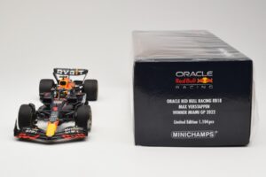 Red Bull Racing RB18 #1 M. Verstappen Winner Miami GP 2022 Minichamps 1:18 110220501 Pressofusione — immagine 6 di 6