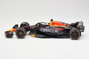 Red Bull Racing RB19 #1 M. Verstappen Winner Spanish GP 2023 Minichamps 1:18 110230801 Pressofusione — immagine 3 di 6