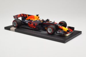 Red Bull Racing Tag Heuer RB13 #3 D. Ricciardo 3rd Place Malaysian GP 2017 Minichamps 1:18 117171503 Pressofusione — immagine 4 di 6