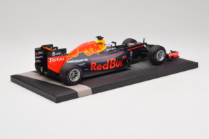 Red Bull RB12 Tag Heuer #3 D. Ricciardo Red Bull Racing 1st Pole Monaco Grand Prix 2016 Minichamps 1:18 117160103 Resina — immagine 3 di 7