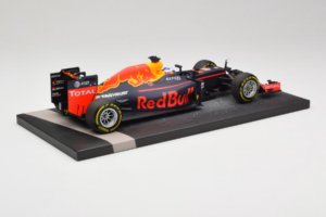 Red Bull RB12 Tag Heuer #3 D. Ricciardo Red Bull Racing Showcar 2016 Minichamps 1:18 117160003 Resina — immagine 3 di 7