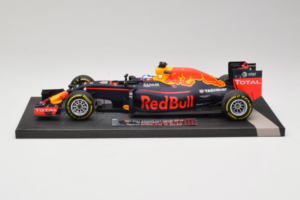 Red Bull RB12 Tag Heuer #3 D. Ricciardo Red Bull Racing Showcar 2016 Minichamps 1:18 117160003 Resina