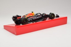 Red Bull RB18 #1 M. Verstappen Oracle Red Bull Racing Japanese Grand Prix Winner World Champion 2022 Minichamps 1:18 11322280 — immagine 3 di 7