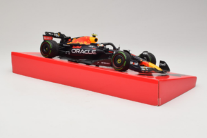 Red Bull RB18 #1 M. Verstappen Oracle Red Bull Racing Japanese Grand Prix Winner World Champion 2022 Minichamps 1:18 11322280 — immagine 4 di 7