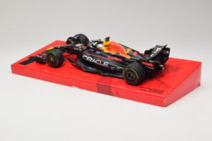 Red Bull RB18 #1 M. Verstappen Oracle Red Bull Racing Japanese Grand Prix Winner World Champion 2022 Minichamps 1:18 11322280 — immagine 5 di 7