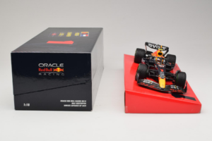 Red Bull RB18 #1 M. Verstappen Oracle Red Bull Racing Japanese Grand Prix Winner World Champion 2022 Minichamps 1:18 11322280 — immagine 6 di 7