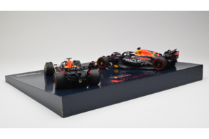 Red Bull RB19 Honda RBPT #1 M. Verstappen Oracle Red Bull Racing Qatar Grand Prix World Champion 2023 Minichamps 1:18 1122318 — immagine 4 di 6