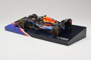 Red Bull RB19 #1 M. Verstappen Oracle Red Bull Racing United States Grand Prix Winner World Champion 2023 Minichamps 1:18 113 — immagine 5 di 7