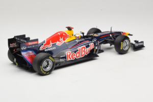 Red Bull RB7 Renault #1 S. Vettel Red Bull Racing World Champion 2011 Minichamps 1:18 110110001 Pressofusione — immagine 2 di 6