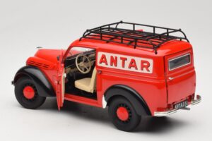 Renault Juvaquatre Utilitaire Rosso Solido 1:18 8424 Pressofusione — immagine 5 di 8