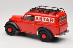 Renault Juvaquatre Utilitaire Rosso Solido 1:18 8424 Pressofusione — immagine 7 di 8