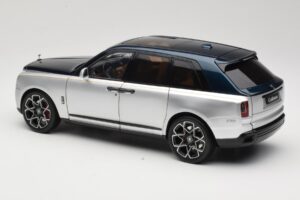 Rolls-Royce Cullinan Blu & Argento Bicolore OEM 1:18 028-16B Pressofusione — immagine 7 di 8