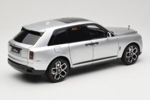 Rolls-Royce Cullinan Argento Con Shadow Wheels OEM 1:18 028-16A Pressofusione — immagine 3 di 8